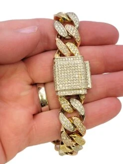 Unknown Tri-Tone Unisex Cuban Link Pave Diamond Bracelet In 14 Karat Gold 31 Unknown Tri-Tone Unisex Cuban Link Pave Diamond Bracelet In 14 Karat Gold -Mode Bijouterie Magasin PhotoRoom 20230425 132828 6 master