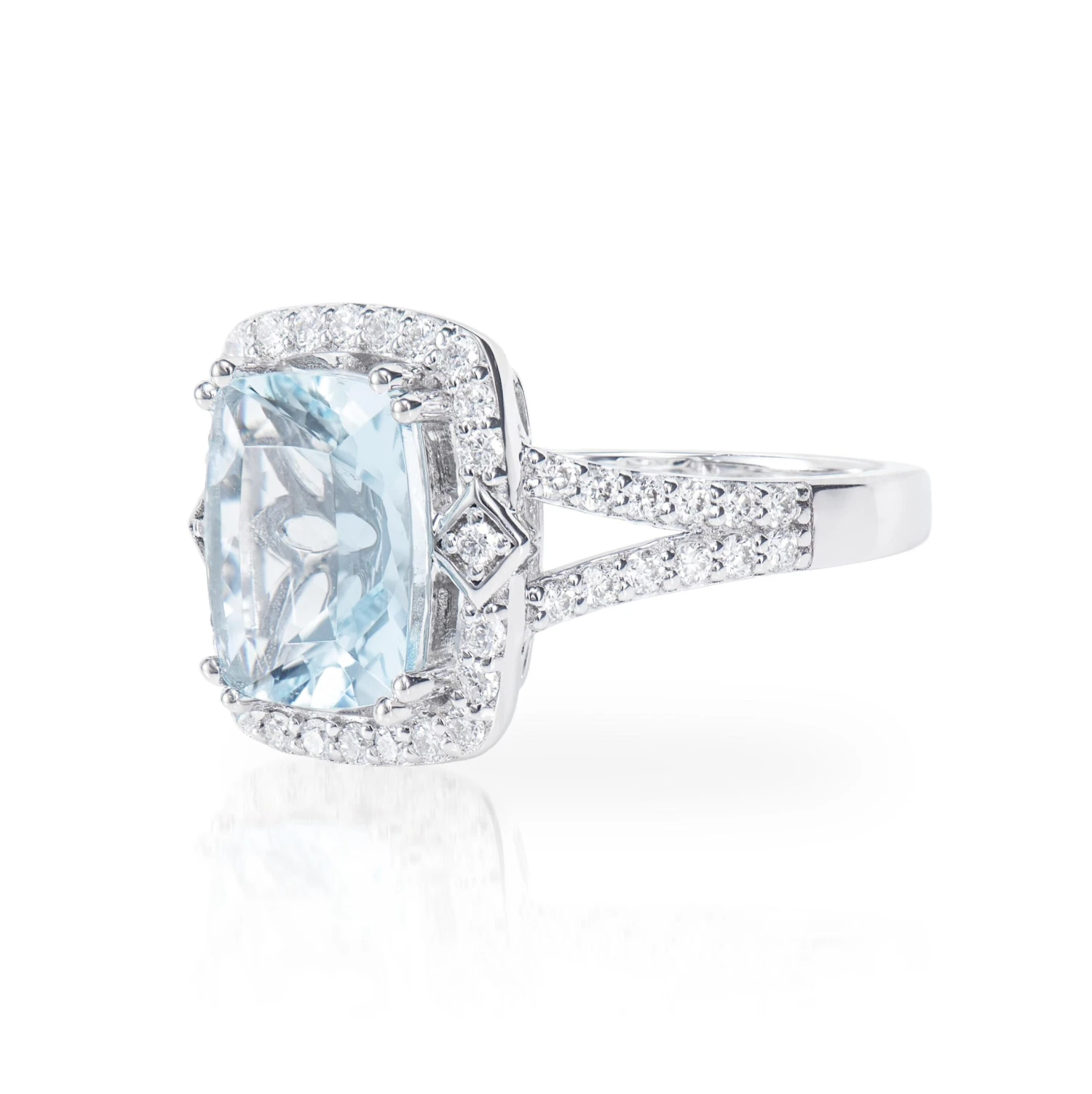 2.72 Carat Aquamarine Elegant Ring In 18 Karat White Gold With White Diamond 6 2.72 Carat Aquamarine Elegant Ring In 18 Karat White Gold With White Diamond – Image 4