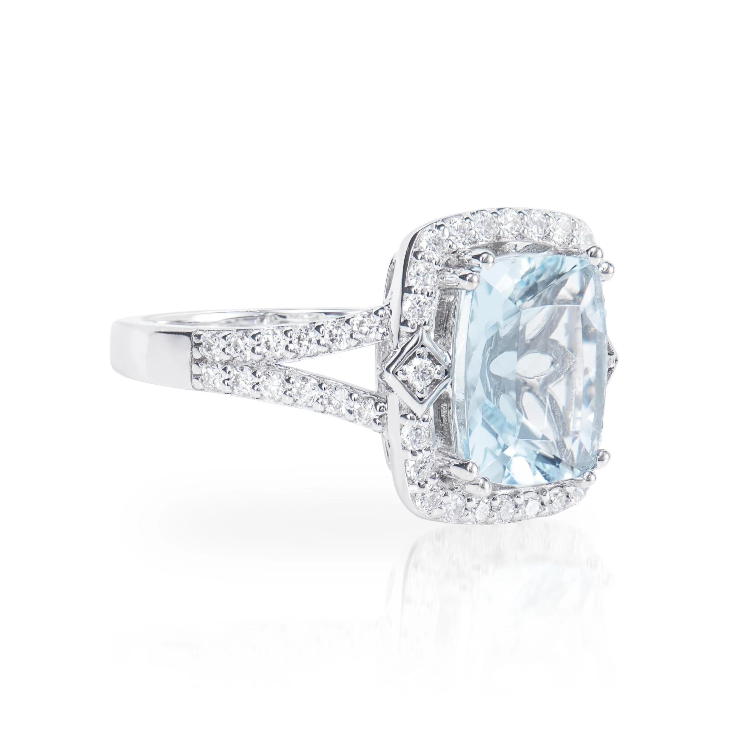 2.72 Carat Aquamarine Elegant Ring In 18 Karat White Gold With White Diamond 4 2.72 Carat Aquamarine Elegant Ring In 18 Karat White Gold With White Diamond – Image 2
