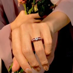 Unknown Diamond And Ruby Art Deco Style Solitaire Ring In 18K White Gold -Mode Bijouterie Magasin R2642 DO SD R9 WG beauty 17 ok crop master