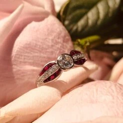Unknown Diamond And Ruby Art Deco Style Solitaire Ring In 18K White Gold -Mode Bijouterie Magasin R2642 DO SD R9 WG beauty 2 ok crop master