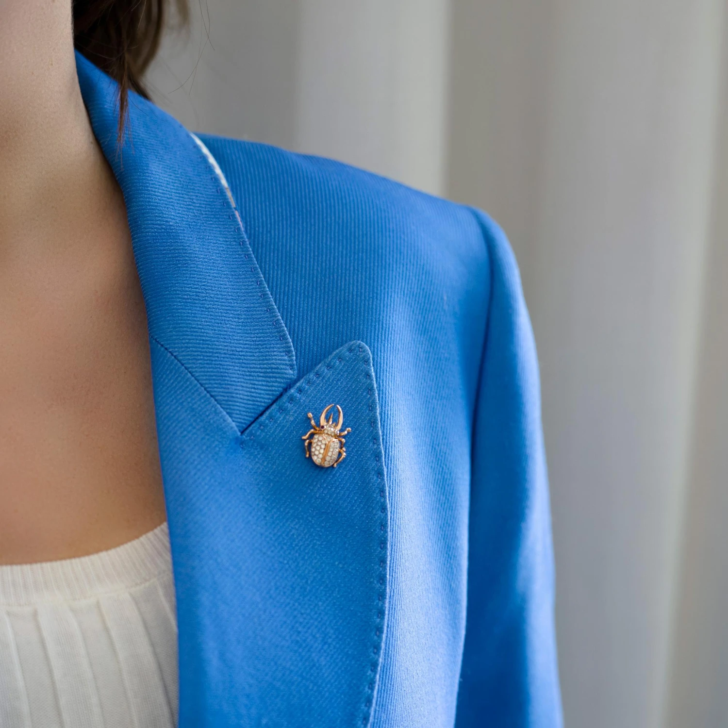 18K Rose Gold Bug Shaped Mixed Colored Diamond Brooch 4 18K Rose Gold Bug Shaped Mixed Colored Diamond Brooch – Image 2