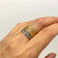 18 Karat Yellow Gold Dune Pattern Band By K.Mita, Small Size 12 18 Karat Yellow Gold Dune Pattern Band By K.Mita, Small Size -Mode Bijouterie Magasin SD 35R on hand 2 master 1