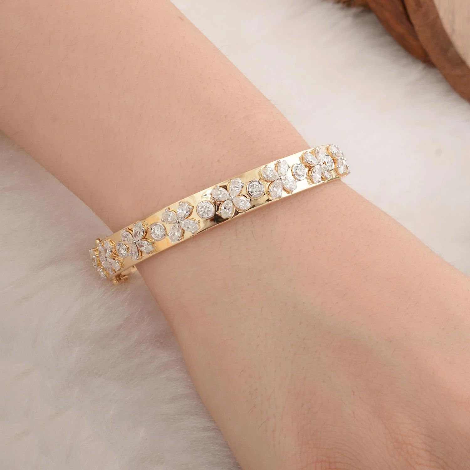 Marquise & Round Diamond Bangle Bracelet 18 Karat Yellow Gold Handmade Jewelry 5 Marquise & Round Diamond Bangle Bracelet 18 Karat Yellow Gold Handmade Jewelry – Image 3