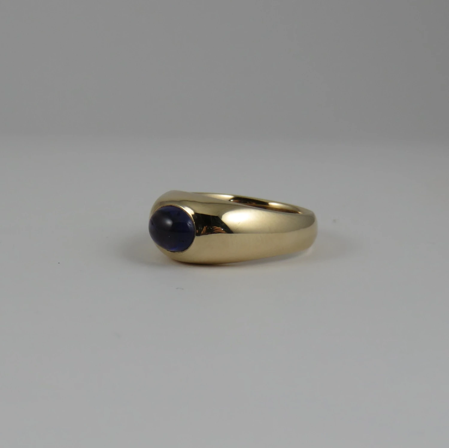 Oval Cabochon Amethyst 9k Yellow Gold Ring 5 Oval Cabochon Amethyst 9k Yellow Gold Ring – Image 3