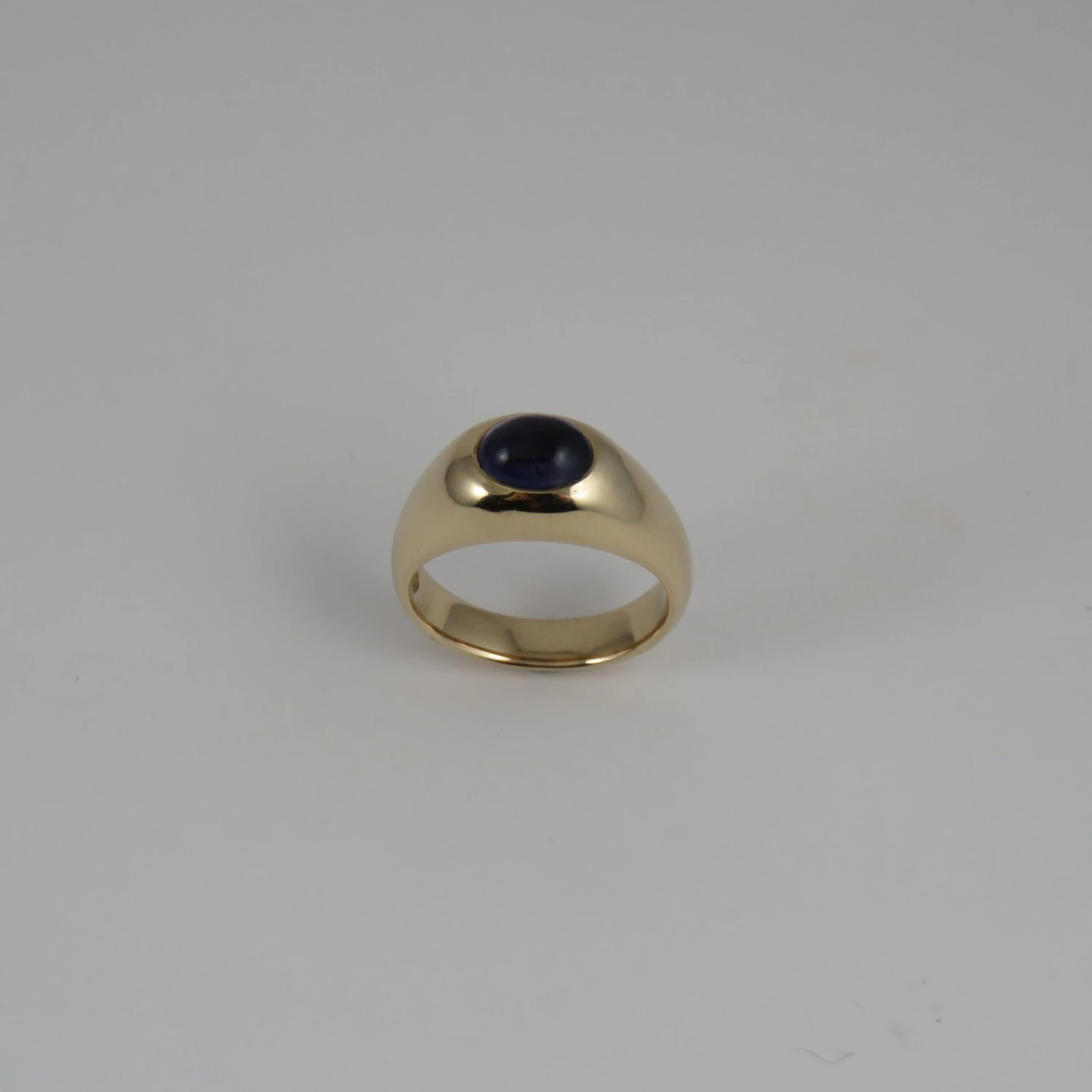 Oval Cabochon Amethyst 9k Yellow Gold Ring 6 Oval Cabochon Amethyst 9k Yellow Gold Ring – Image 4