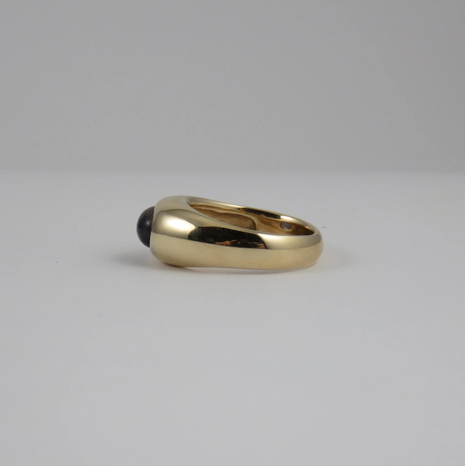 Oval Cabochon Amethyst 9k Yellow Gold Ring 7 Oval Cabochon Amethyst 9k Yellow Gold Ring – Image 5