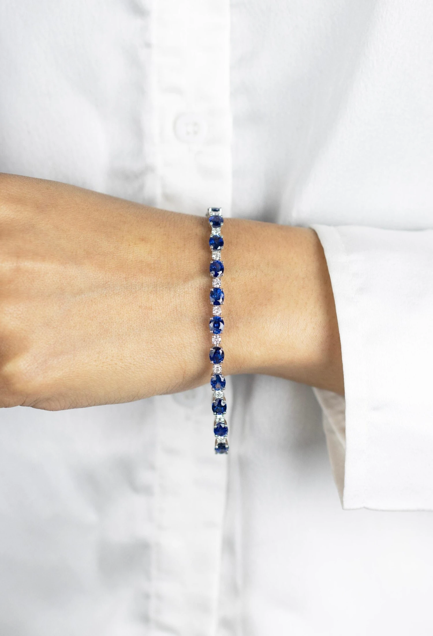 Roman Malakov 12.56 Carat Total Oval Cut Blue Sapphire & Diamond Tennis Bracelet 7 Roman Malakov 12.56 Carat Total Oval Cut Blue Sapphire & Diamond Tennis Bracelet – Image 5