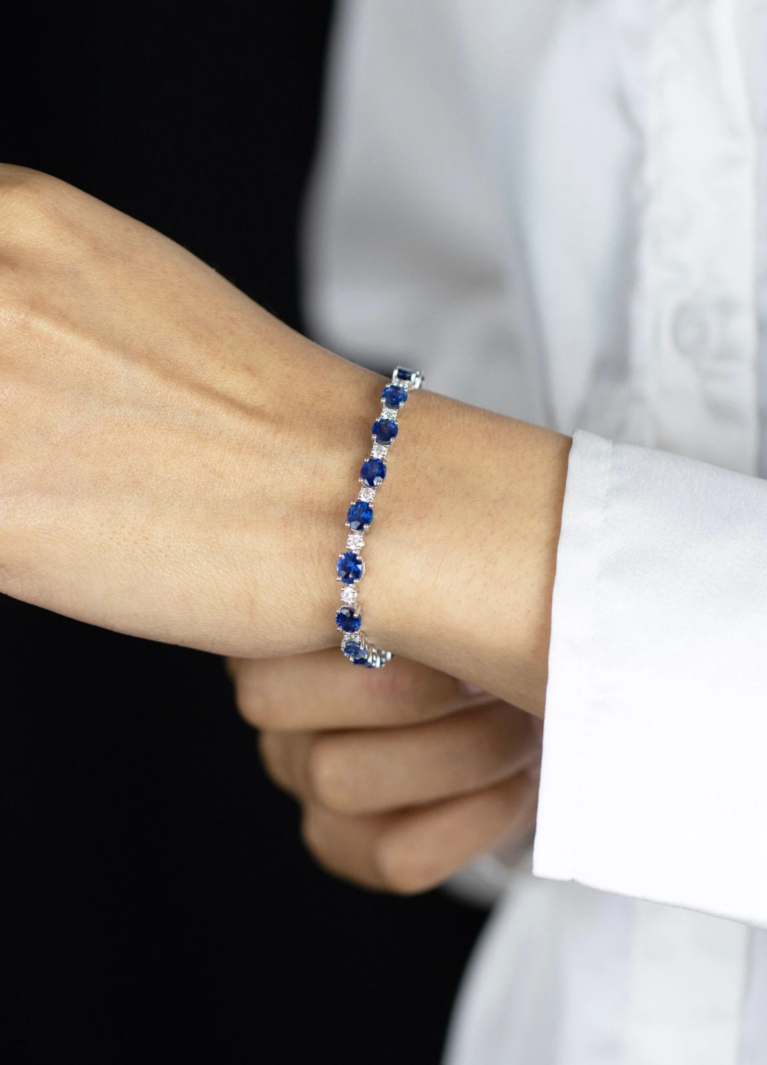 Roman Malakov 12.56 Carat Total Oval Cut Blue Sapphire & Diamond Tennis Bracelet 8 Roman Malakov 12.56 Carat Total Oval Cut Blue Sapphire & Diamond Tennis Bracelet – Image 6