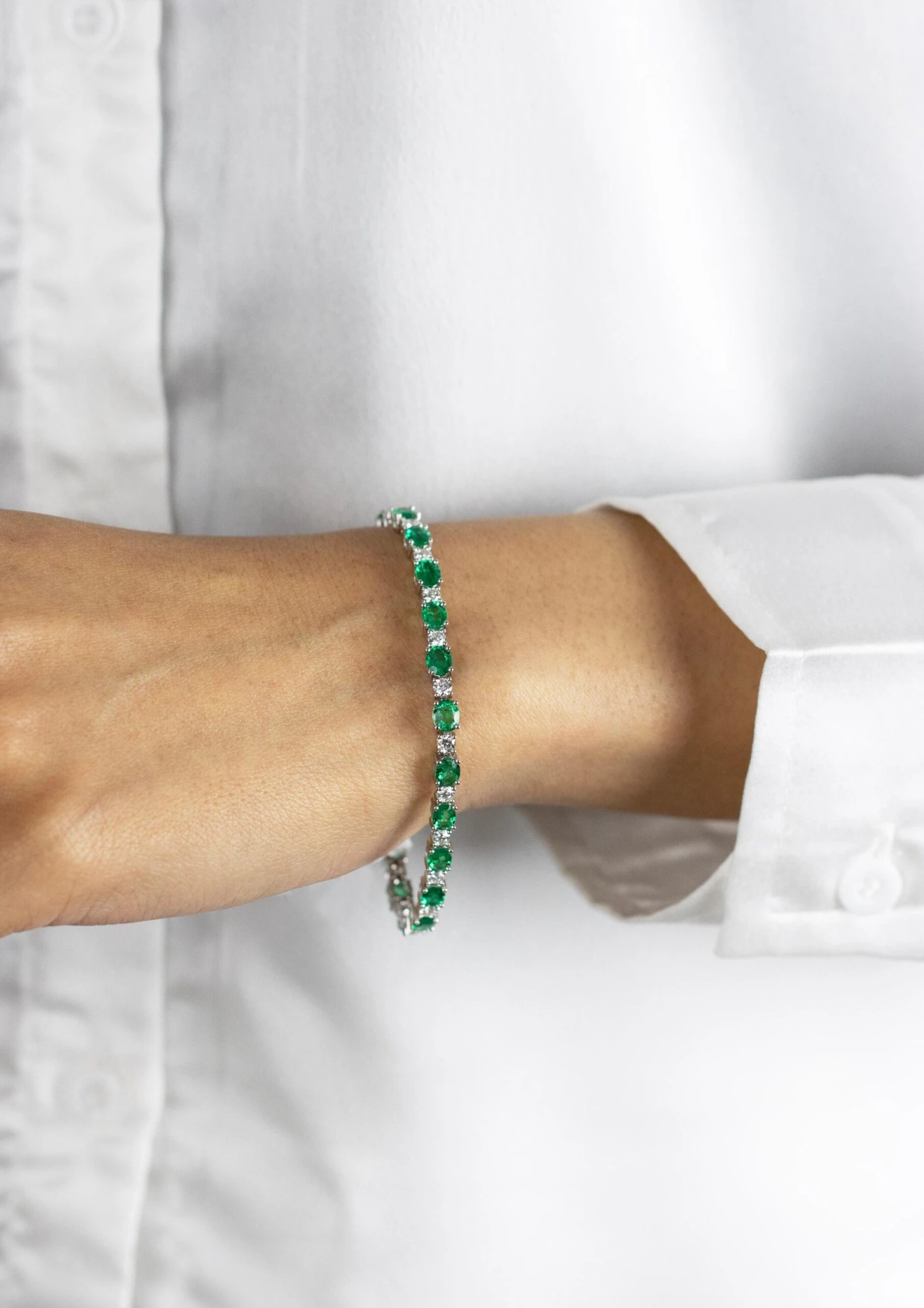 7.27 Carats Total Oval Cut Colombian Emerald & Diamond Tennis Bracelet 6 7.27 Carats Total Oval Cut Colombian Emerald & Diamond Tennis Bracelet – Image 5