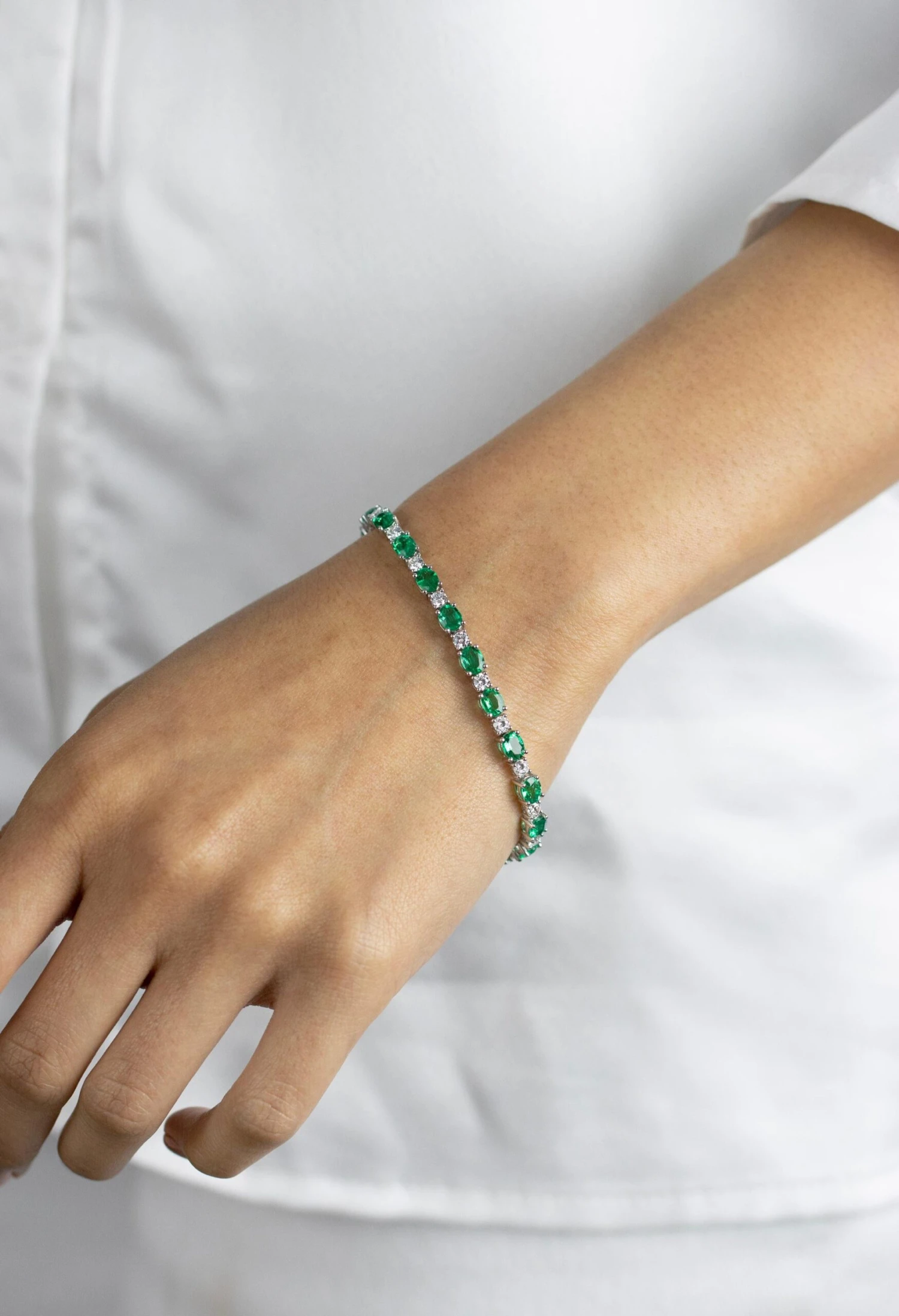 7.27 Carats Total Oval Cut Colombian Emerald & Diamond Tennis Bracelet 8 7.27 Carats Total Oval Cut Colombian Emerald & Diamond Tennis Bracelet – Image 7