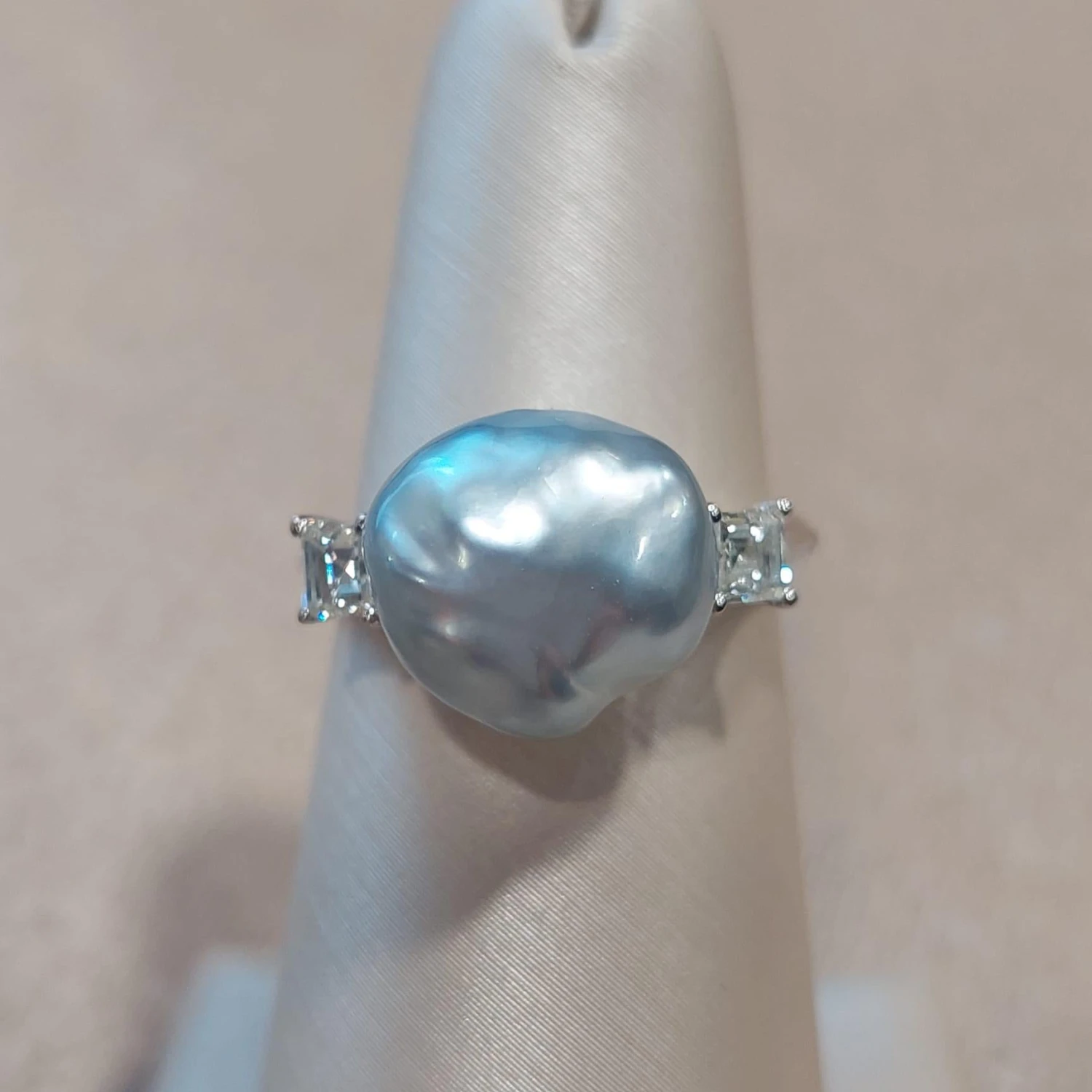 Gilin 18k White Gold Diamond Ring With Silvery Keshi Pearl 6 Gilin 18k White Gold Diamond Ring With Silvery Keshi Pearl – Image 4