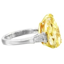 GIA Certified 4 Carat Pear Cut Fancy Yellow Diamond Solitaire Ring 9 GIA Certified 4 Carat Pear Cut Fancy Yellow Diamond Solitaire Ring -Mode Bijouterie Magasin Yellow Persp master