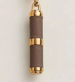 Hermes Hinge Earrings, Small Model Oakum 9 Hermes Hinge Earrings, Small Model Oakum -Mode Bijouterie Magasin boucles d oreilles charniere petit modele 010766CC18 worn 1 0 0 1600 1600 q50 g copia 2 master