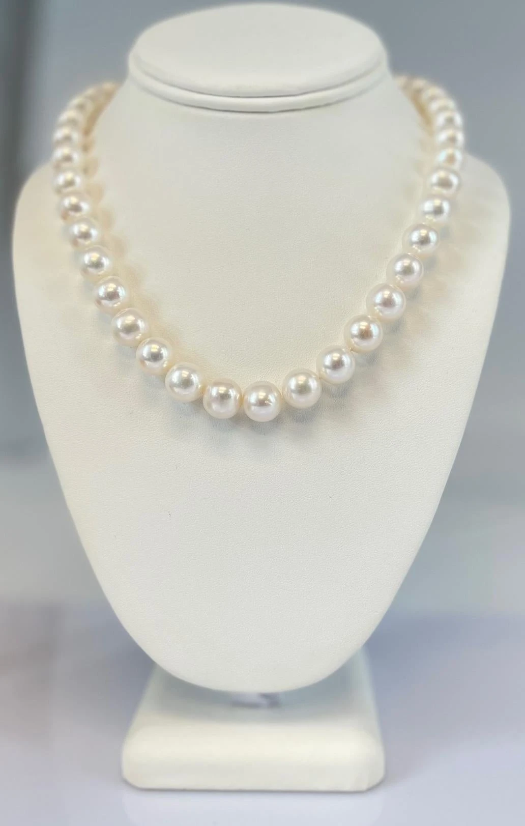 White Freshwater Pearl Necklace With Yellow Gold Clasp 9 White Freshwater Pearl Necklace With Yellow Gold Clasp – Image 7