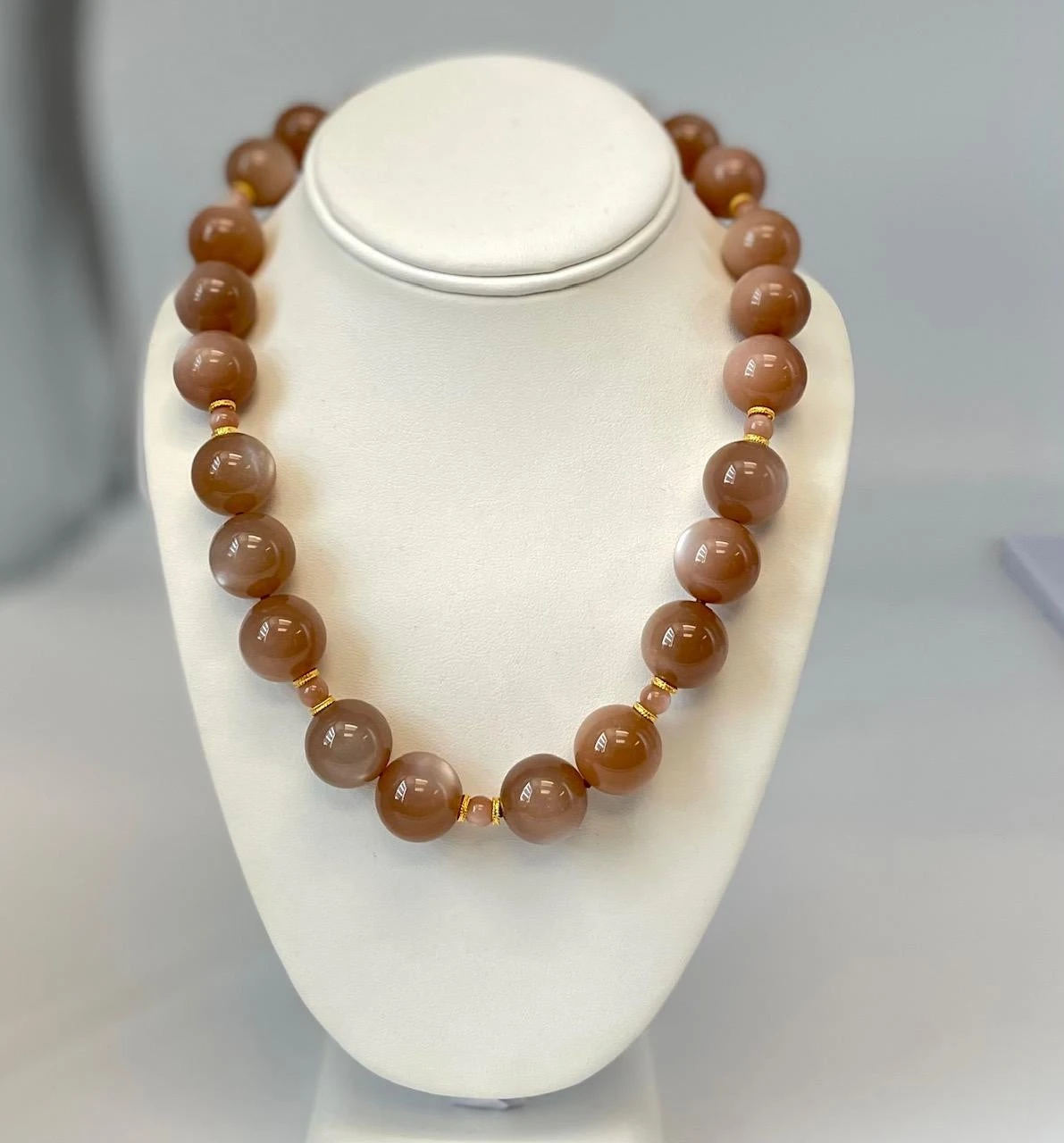 Peach Moonstone Beaded Necklace With Yellow Gold Clasp 8 Peach Moonstone Beaded Necklace With Yellow Gold Clasp – Image 6
