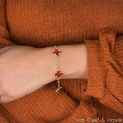 Van Cleef & Arpels Yellow Gold Carnelian Vintage Alhambra Bracelet VCARD35500 17 Van Cleef & Arpels Yellow Gold Carnelian Vintage Alhambra Bracelet VCARD35500 -Mode Bijouterie Magasin image master 32