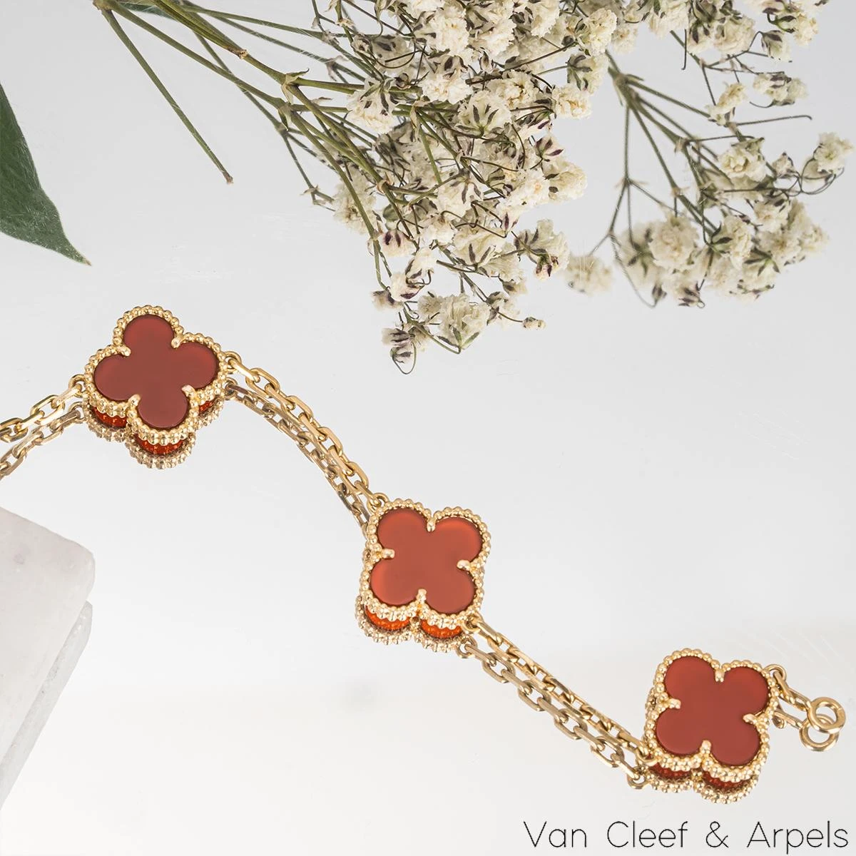 Van Cleef & Arpels Yellow Gold Carnelian Vintage Alhambra Bracelet VCARD35500 10 Van Cleef & Arpels Yellow Gold Carnelian Vintage Alhambra Bracelet VCARD35500 – Image 8