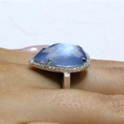 18K Gold Pear Shape Cocktail Ring With Lapis Lazuli, White Topaz And Diamonds 12 18K Gold Pear Shape Cocktail Ring With Lapis Lazuli, White Topaz And Diamonds -Mode Bijouterie Magasin lmw4 master