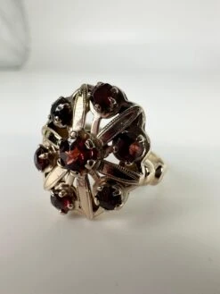 Unknown Vintage Garnet Cocktail Ring 14Karat Yellow Gold Floral Ring -Mode Bijouterie Magasin mobilejpegupload 0E62BCA0BC7848638D268072DFF071EA master