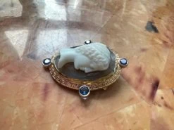 Antique Cameo Of A Woman Pin 18k Yellow, White And Rose Gold 2.5ct Of Sapphires -Mode Bijouterie Magasin mobilejpegupload 1675799285400 master