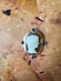 Antique Cameo Of A Woman Pin 18k Yellow, White And Rose Gold 2.5ct Of Sapphires -Mode Bijouterie Magasin mobilejpegupload 1675799304415 master