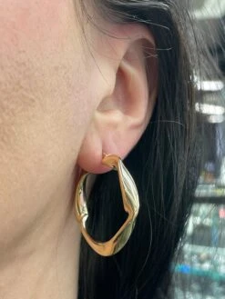 14 Karat Yellow Gold Wave Hoop Earrings 4.1 Grams Made In, Italy 12 14 Karat Yellow Gold Wave Hoop Earrings 4.1 Grams Made In, Italy -Mode Bijouterie Magasin mobilejpegupload 1683134631482 master