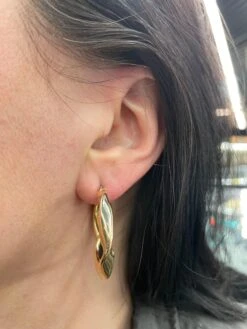 14 Karat Yellow Gold Wave Hoop Earrings 4.1 Grams Made In, Italy 15 14 Karat Yellow Gold Wave Hoop Earrings 4.1 Grams Made In, Italy -Mode Bijouterie Magasin mobilejpegupload 1683134684585 master