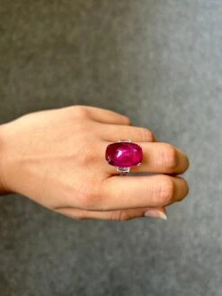 16.25 Carat Sugarloaf Cabochon Rubelite Tourmaline Cocktail Three-Stone Ring -Mode Bijouterie Magasin mobilejpegupload 1686900531996 master