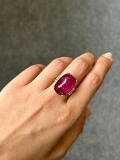 16.25 Carat Sugarloaf Cabochon Rubelite Tourmaline Cocktail Three-Stone Ring -Mode Bijouterie Magasin mobilejpegupload 1686900533300 master