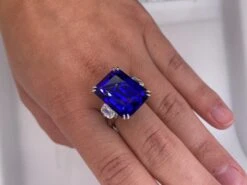 19.97 Carat Emerald Cut Blue Tanzanite And Diamond Ring 16 19.97 Carat Emerald Cut Blue Tanzanite And Diamond Ring -Mode Bijouterie Magasin mobilejpegupload 409355DB73344FE081A3ECAD1F7BA502 master