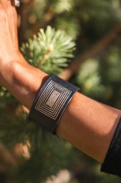 Todd Reed Art Deco Cuff Bracelet 10 Todd Reed Art Deco Cuff Bracelet -Mode Bijouterie Magasin mobilejpegupload 4C685DAD0A50477597B98CA11BD20F39 master