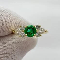 Tiffany & Co. Vivid Green Round Emerald & Diamond 18k Yellow Gold Cluster Ring -Mode Bijouterie Magasin mobilejpegupload 82550233676742A688F5B849BCC546E9 master
