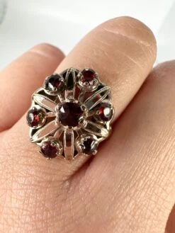 Unknown Vintage Garnet Cocktail Ring 14Karat Yellow Gold Floral Ring -Mode Bijouterie Magasin mobilejpegupload 84914FC676AB4471ABE0383CB2F752B8 master