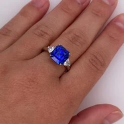 5.65 Carat Square Emerald Blue Sapphire And Diamond Ring -Mode Bijouterie Magasin mobilejpegupload E8736DBAA1FE49BD807321CB64FD6BC1 master