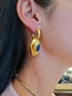 Unknown 18 Kt Yellow Gold And Blue Agate Earrings 19 Unknown 18 Kt Yellow Gold And Blue Agate Earrings -Mode Bijouterie Magasin orecchini agata blu fianco master