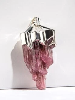 Large Rubellite Tourmaline Crysral Raw Silver Pendant 31 Large Rubellite Tourmaline Crysral Raw Silver Pendant -Mode Bijouterie Magasin rubellite pink tourmaline crystal silver pendant gabilo 1122 17 master