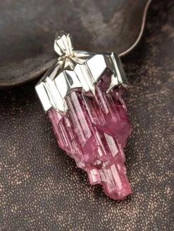 Large Rubellite Tourmaline Crysral Raw Silver Pendant 26 Large Rubellite Tourmaline Crysral Raw Silver Pendant -Mode Bijouterie Magasin rubellite pink tourmaline crystal silver pendant gabilo 1122 5 master
