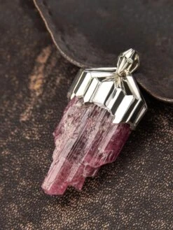 Large Rubellite Tourmaline Crysral Raw Silver Pendant 27 Large Rubellite Tourmaline Crysral Raw Silver Pendant -Mode Bijouterie Magasin rubellite pink tourmaline crystal silver pendant gabilo 1122 9 master