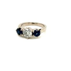 Unknown Round Brilliant Diamond And Blue Sapphire 3 Stone Ring In 18K White Gold -Mode Bijouterie Magasin three stone 4 master