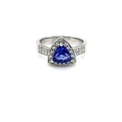 Unknown 2.1 Carat Trillion Cut Tanzanite And Diamond Ring In 18K White Gold 9 Unknown 2.1 Carat Trillion Cut Tanzanite And Diamond Ring In 18K White Gold -Mode Bijouterie Magasin tnz ring 2 master