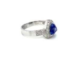 Unknown 2.1 Carat Trillion Cut Tanzanite And Diamond Ring In 18K White Gold 11 Unknown 2.1 Carat Trillion Cut Tanzanite And Diamond Ring In 18K White Gold -Mode Bijouterie Magasin tnz ring 4 master